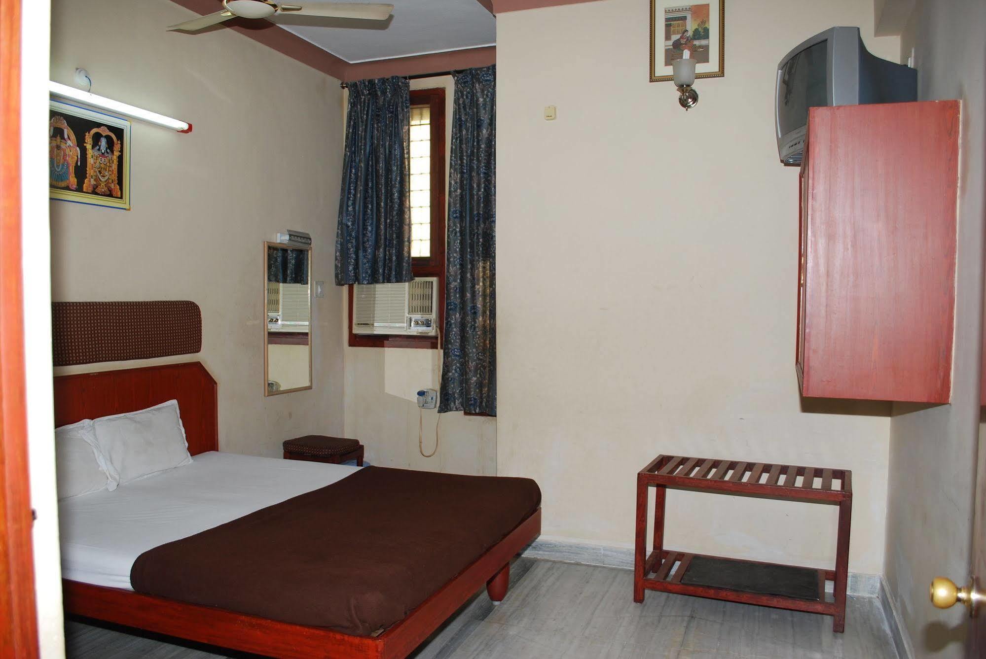 Sri Sai Residency Hotel Tirupati Exterior photo