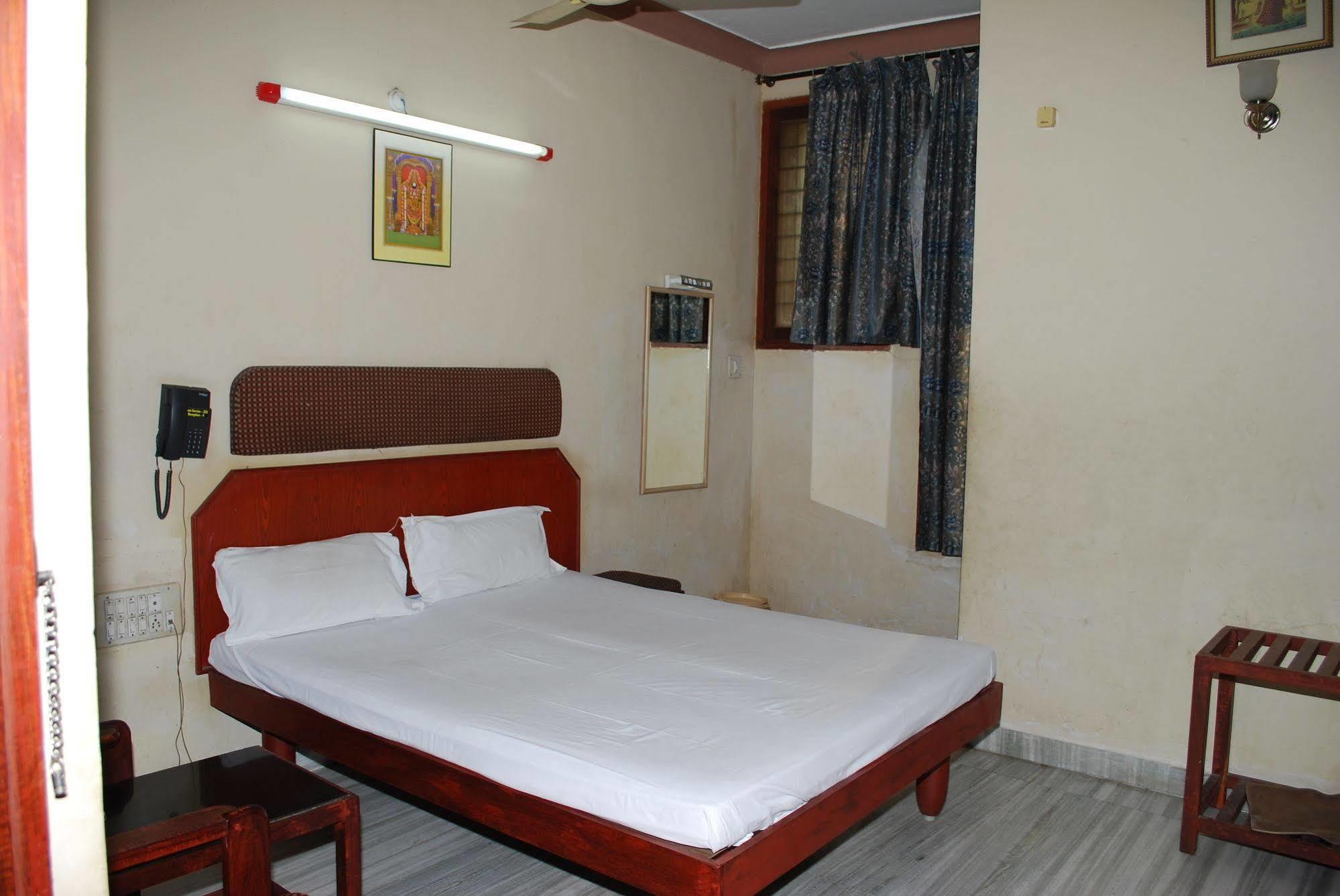 Sri Sai Residency Hotel Tirupati Exterior photo